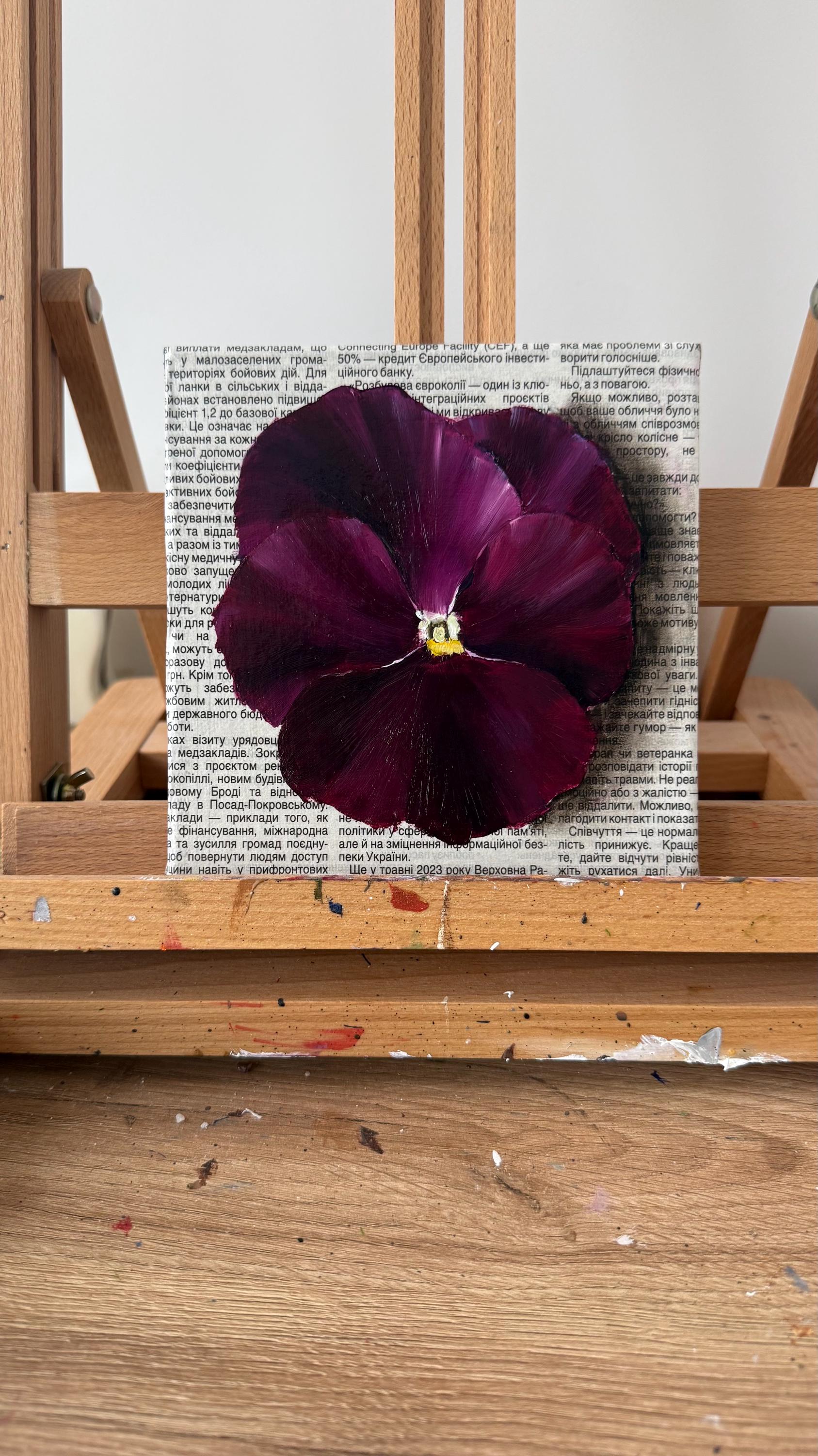 オリジナル油絵：新聞紙に描いた紫色のパンジーの花のアート - 6x6