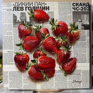 Puede incluir: Una pintura de bodeg&oacute;n con un grupo de fresas rojas sobre un fondo de peri&oacute;dico. El titular del peri&oacute;dico dice "Дикий Пан" y "Лев Голцин".