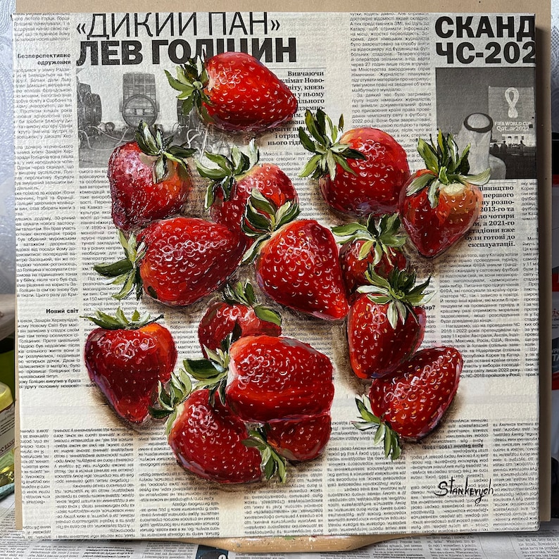 Puede incluir: Una pintura de bodeg&oacute;n con un grupo de fresas rojas sobre un fondo de peri&oacute;dico. El titular del peri&oacute;dico dice "Дикий Пан" y "Лев Голцин".