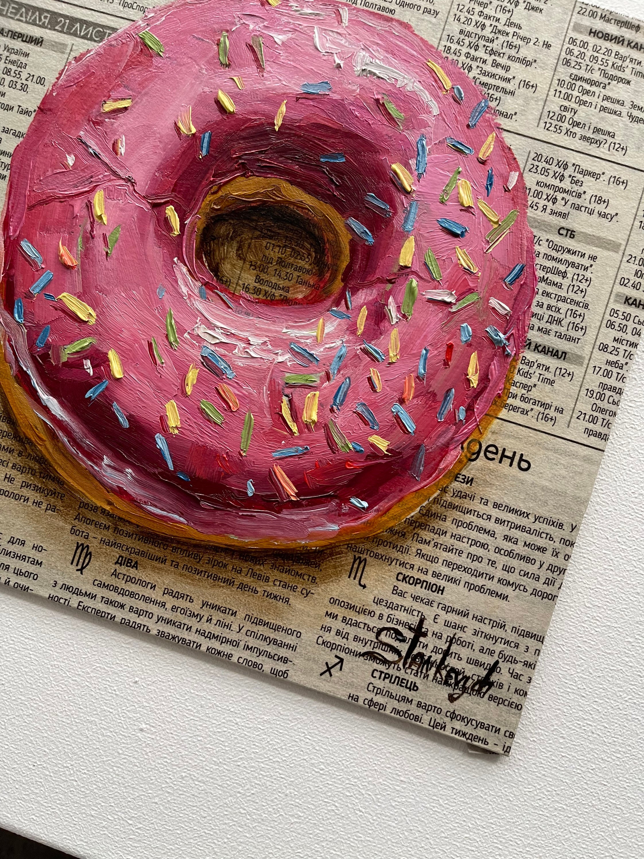 ドーナツの絵画のトレンディな壁アート、新聞紙に描かれたピンクの