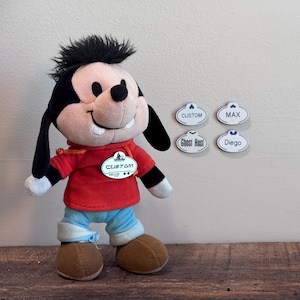 Customizable Cast Nametag Designed for Nuimos! Rep your favorite park or attraction with your plushy friend. Add you name. Magnet backer.