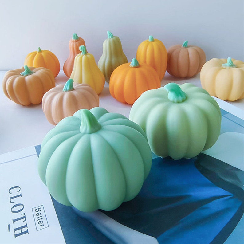 Peut inclure: Une collection de 11 petites citrouilles d&eacute;coratives dans diff&eacute;rentes nuances d'orange, de jaune et de vert. Les citrouilles sont faites d'un mat&eacute;riau souple et mall&eacute;able et ont un aspect r&eacute;aliste.