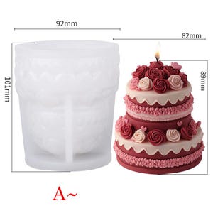 Puede incluir: Un molde de pastel de silicona blanco con forma de pastel de dos niveles, junto a un pastel de dos niveles decorado con glaseado rojo y rosa y rosas. El molde de pastel mide 101 mm de alto y 92 mm de ancho. El pastel mide 89 mm de alto y 82 mm de ancho.