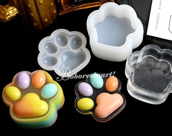 Può includere: Quattro stampi in silicone a forma di impronta di zampa. Due stampi sono trasparenti e due stampi sono riempiti con resina colorata.