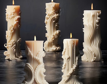 Könnte beinhalten: Fünf dekorative Kerzen mit aufwendigen, skulptierten Designs. Die Kerzen sind alle weiß und haben eine Flamme, die oben brennt. Die Kerzen sind in einer Reihe auf einer dunklen Oberfläche angeordnet.