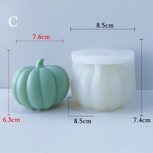 Peut inclure: Un moule en silicone en forme de citrouille verte pour la fabrication de bougies ou de savon. Le moule mesure 7,6 cm de large, 6,3 cm de haut et 8,5 cm de long. Un moule en silicone blanc en forme de citrouille est &eacute;galement pr&eacute;sent&eacute;, mesurant 8,5 cm de large, 7,4 cm de haut et 8,5 cm de long.