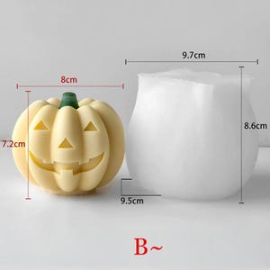 K&ouml;nnte beinhalten: Zwei Halloween-Motive. Eines ist ein hellgelber K&uuml;rbis mit einem geschnitzten Gesicht, 7,2 cm hoch und 8 cm breit. Das andere ist eine wei&szlig;e, vasenf&ouml;rmige Form, 8,6 cm hoch und 9,7 cm breit. Die Basis der K&uuml;rbisform ist 9,5 cm breit. Der Buchstabe "B~" befindet sich unten.