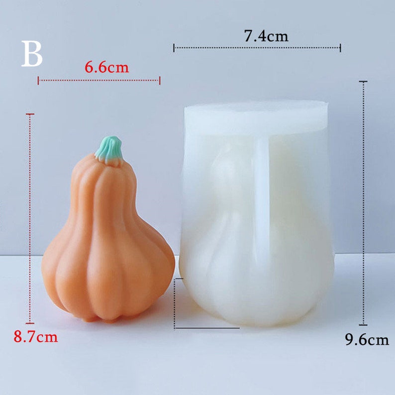 Peut inclure: Un moule en silicone blanc en forme de petite citrouille orange. Le moule mesure 7,4 cm de large, 9,6 cm de haut et 6,6 cm de profondeur. Une petite citrouille orange est pr&eacute;sent&eacute;e &agrave; c&ocirc;t&eacute; du moule pour comparaison de taille. La citrouille mesure 8,7 cm de haut.