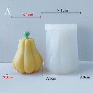 Peut inclure: Un moule en silicone blanc en forme de poire avec un diam&egrave;tre de 7,1 cm et une hauteur de 9 cm. Le moule est &agrave; c&ocirc;t&eacute; d'un objet jaune en forme de poire avec une tige verte, mesurant 6,1 cm de large et 7,8 cm de haut.
