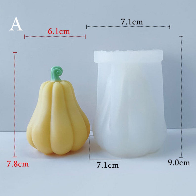 Peut inclure: Un moule en silicone blanc en forme de poire avec un diam&egrave;tre de 7,1 cm et une hauteur de 9 cm. Le moule est &agrave; c&ocirc;t&eacute; d'un objet jaune en forme de poire avec une tige verte, mesurant 6,1 cm de large et 7,8 cm de haut.