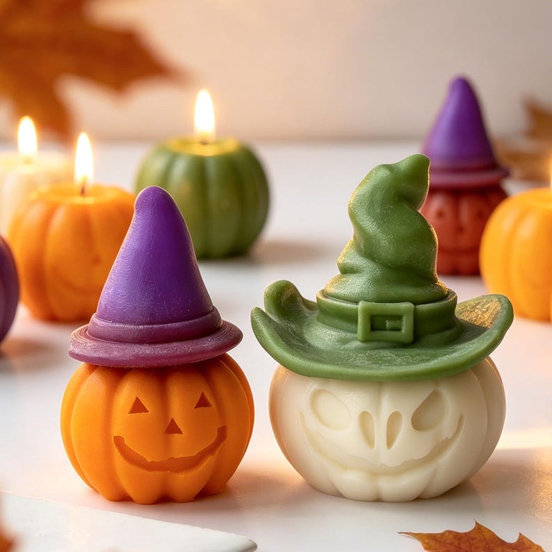 K&ouml;nnte beinhalten: Eine Sammlung von Halloween-Kerzen in K&uuml;rbisform. Die Kerzen sind orange, gr&uuml;n und wei&szlig;, mit geschnitzten K&uuml;rbisgesichtern und Hexenh&uuml;ten. Im Hintergrund brennen Kerzen, was eine warme, festliche Atmosph&auml;re schafft.