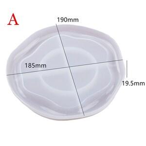 以下が含まれることがあります： 直径190mm、高さ19.5mmの波打った円形の白いシリコンモールド。モールドの中央には、直径185mmの小さな円があります。