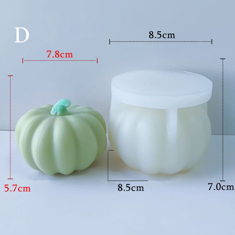Peut inclure: Deux moules en silicone en forme de citrouilles. Le plus grand moule mesure 8,5 cm de large et 7 cm de haut. Le plus petit moule mesure 7,8 cm de large et 5,7 cm de haut.