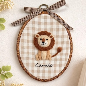 Gepersonaliseerde leeuw naambord voor kinderkamer, vilten dierenmuurkunst, pasgeboren foto prop, doopcadeau voor jongensmeisje, safari babykamerdecor