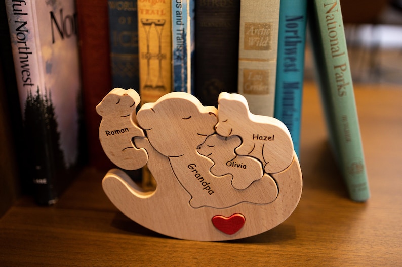 Personligt träpussel med rullande björn i trä, present till mamma och unikt familjepussel, present till babybjörnen, mormor och nyfödda. bild 8