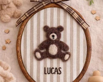 Aangepaste naaldvilten teddybeer kunst aan de muur, gepersonaliseerde naam, kraamcadeau, babyerfstuk