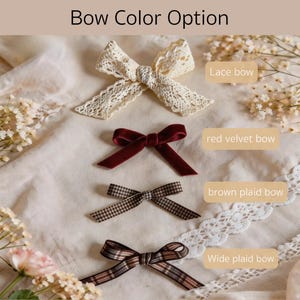 Peut inclure: Image pr&eacute;sentant quatre n&oelig;uds d&eacute;coratifs de diff&eacute;rentes couleurs et styles. On distingue un n&oelig;ud en dentelle cr&egrave;me, un n&oelig;ud en velours rouge, un n&oelig;ud &agrave; carreaux marron et un n&oelig;ud &agrave; carreaux larges. Le texte "Bow Color Option" est visible.
