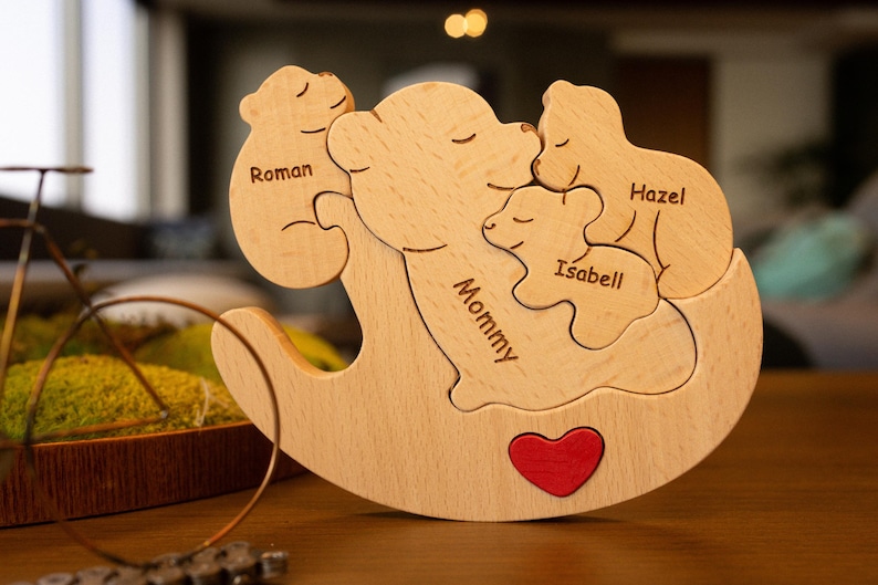 Personligt träpussel med rullande björn i trä, present till mamma och unikt familjepussel, present till babybjörnen, mormor och nyfödda. bild 9