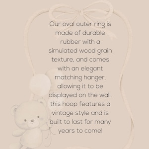 Peut inclure: Un anneau ovale de style vintage, fabriqu&eacute; en caoutchouc durable avec un effet grain de bois. Il est livr&eacute; avec un cintre assorti pour l'affichage mural. L'image pr&eacute;sente &eacute;galement un ours en peluche et des ballons.