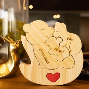 Personligt träpussel med rullande björn i trä, present till mamma och unikt familjepussel, present till babybjörnen, mormor och nyfödda. bild 7