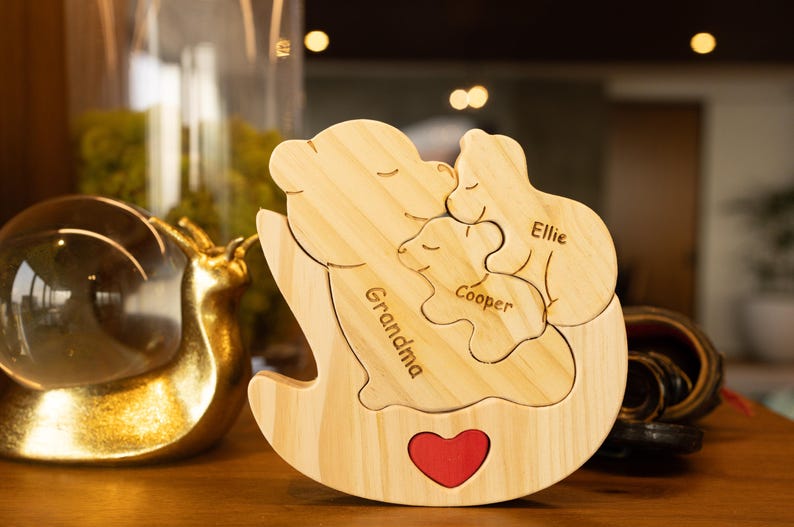 Personligt träpussel med rullande björn i trä, present till mamma och unikt familjepussel, present till babybjörnen, mormor och nyfödda. bild 7