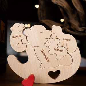 Personligt träpussel med rullande björn i trä, present till mamma och unikt familjepussel, present till babybjörnen, mormor och nyfödda. bild 4
