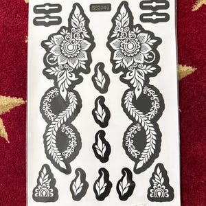 Henna stencil. Flower and fingers. Easymehendi design. Two hand mehndi design