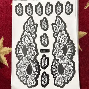 Henna stencil. Flower and fingers. Easymehendi design. Two hand mehndi design