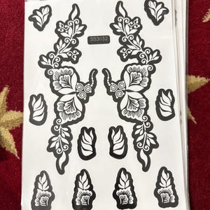 Henna stencil. Flower and fingers. Easymehendi design. Two hand mehndi design