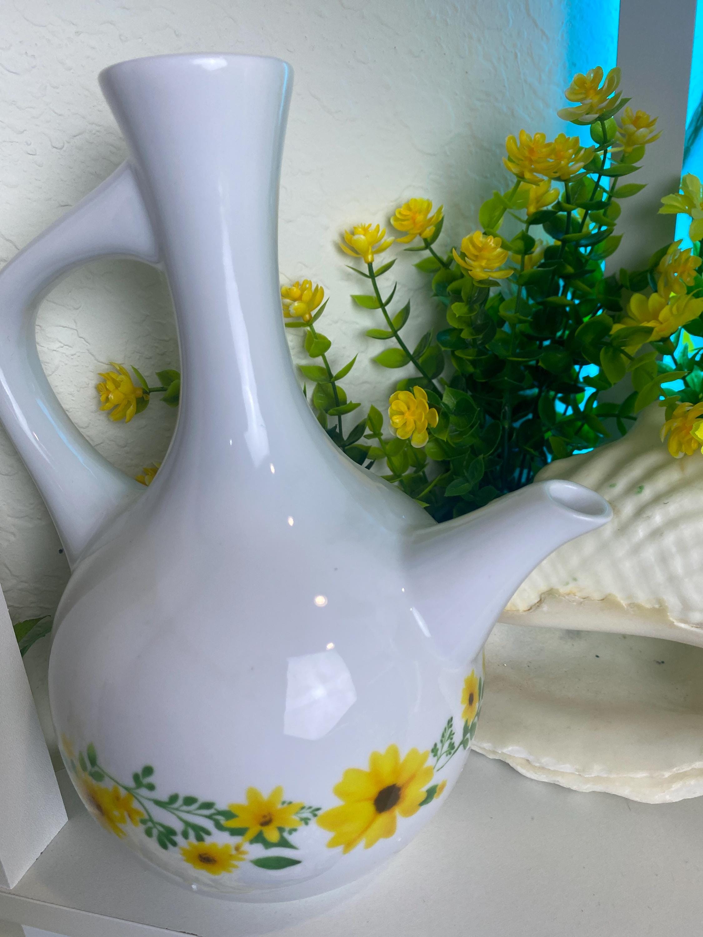 エリトリアとエチオピアの伝統的なコーヒーポット / Jebena Adey Abeba