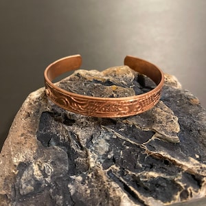 Fine Hand-hammered pure copper bracelet from the Himalayas adorned with two confronting dragons.