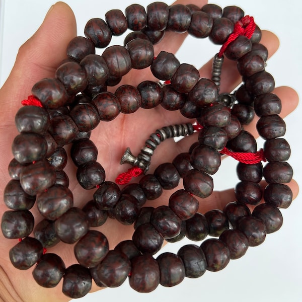 Wunderschöne antike buddhistische 12mm Bodhi Saat Gebetsperlen Mala mit Silberzählern/ Rosenkranz aus Tibet.Ende des 19. Jahrhunderts.