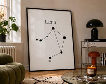 Könnte beinhalten: Ein rechteckiger Wandkunstdruck in einem dünnen schwarzen Rahmen mit weißem Hintergrund, auf dem oben das Wort Libra in Schwarz gedruckt ist, begleitet von einer schwarzen Strichzeichnung des Sternbilds Waage mit sternförmigen Punkten.