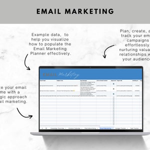 Op de afbeelding: Een laptopscherm met een blauwe en witte e-mailmarketingplanner-sjabloon. De sjabloon bevat kolommen voor e-mailonderwerpen, onderwerpregels, kernboodschappen, links naar inhoud, goedkeuring, doel-e-maillijst en verzenddatum. De tekst "E-mailmarketing" is zichtbaar onderaan het scherm.