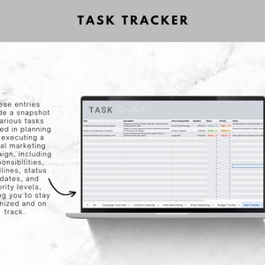 Op de afbeelding: Een laptopscherm met een taaktracker-spreadsheet met kolommen voor taak, beschrijving, verantwoordelijke, deadline, status, prioriteit en notities. De spreadsheet heeft de titel "TASK Tracker".