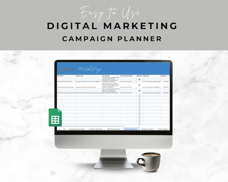 Op de afbeelding: Een computerscherm waarop een digitale marketingcampagneplanner-spreadsheet wordt weergegeven met de kop "E-mailmarketing". De spreadsheet bevat kolommen voor e-mailonderwerpen, onderwerpregel, kernboodschappen, links, goedkeuring, doelgroep, doellijst en verzenddatum. De spreadsheet bevindt zich op een computerscherm met een blauwe achtergrond en een witte rand. De computer staat op een wit marmeren oppervlak met een kop koffie ervoor.