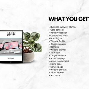 Op de afbeelding: Een digitale tablet met een websiteplanner met de tekst "Website Planner" op het scherm. De tekst "WHAT YOU GET?" staat boven een opsomming van websiteplanningsfuncties, waaronder een business-overzichtplanner, kernconcept, waardepropositie, kleuren en lettertypen, brandingkit, websiteprofiel, pluginmanager, domeinen, websiteplanner, uw logo, doelgroep, over mij-pagina, over mij-checklist, startpagina, servicepagina, websitechecklist, SEO-checklist en meer.