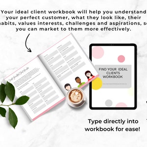 Puede incluir: Un cuaderno abierto y una tableta que muestra un cuaderno digital, con el texto "Find Your Ideal Clients Workbook". Las p&aacute;ginas del cuaderno tienen acentos rosas y indicaciones para la informaci&oacute;n del cliente. Una taza de caf&eacute; est&aacute; cerca.