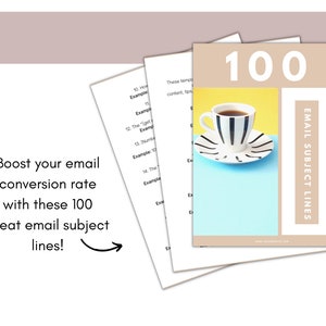 K&ouml;nnte beinhalten: Ein Stapel Papier mit dem Text "100 EMAIL SUBJECT LINES" auf dem oberen Blatt. Das obere Blatt ist beige mit einem gelben und blauen Hintergrund. Eine schwarz-wei&szlig; gestreifte Kaffeetasse mit Kaffee steht auf dem gelben Hintergrund. Der Text "100" ist in gro&szlig;er wei&szlig;er Schrift auf dem beigen Hintergrund.