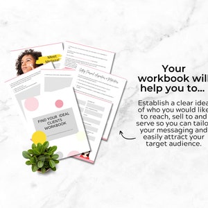 Puede incluir: Un cuaderno de trabajo titulado "Find Your Ideal Clients Workbook" con acentos rosas y amarillos. El cuaderno de trabajo est&aacute; acompa&ntilde;ado de otras hojas de c&aacute;lculo y una peque&ntilde;a planta en maceta. El texto de la p&aacute;gina dice "Meet Melissa!" y "Your workbook will help you to..."