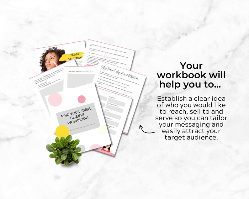 Puede incluir: Un cuaderno de trabajo titulado "Find Your Ideal Clients Workbook" con acentos rosas y amarillos. El cuaderno de trabajo est&aacute; acompa&ntilde;ado de otras hojas de c&aacute;lculo y una peque&ntilde;a planta en maceta. El texto de la p&aacute;gina dice "Meet Melissa!" y "Your workbook will help you to..."