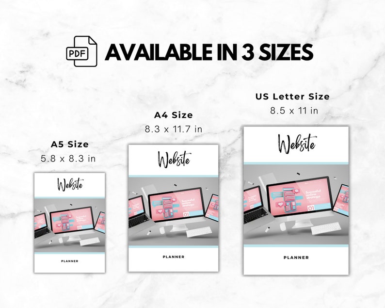 Op de afbeelding: Drie verschillende formaten van een websiteplanner, getoond als mockups op een computerscherm. De planner is verkrijgbaar in de formaten A5 (5,8 x 8,3 inch), A4 (8,3 x 11,7 inch) en US Letter (8,5 x 11 inch). De planner heeft een roze en blauwe kleurstelling en de tekst "Website Planner" is zichtbaar op elke mockup.