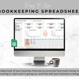 Può includere: Uno schermo di computer che mostra un foglio di calcolo con il titolo "Bookkeeping Spreadsheet". Il foglio di calcolo include grafici e diagrammi per tenere traccia delle entrate e delle spese. Il testo "Easy to Use" è nella parte superiore dell'immagine.