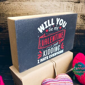 ¿Serás mi San Valentín? Es broma. Odio a todo el mundo. Cartel pequeño.
