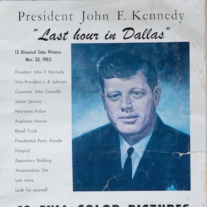 Oryginalny plakat Johna F. Kennedy'ego „Ostatnia godzina w Dallas” z okazji zamachu na Johna F. Kennedy'ego. Zawiera 12 oryginalnych pocztówek