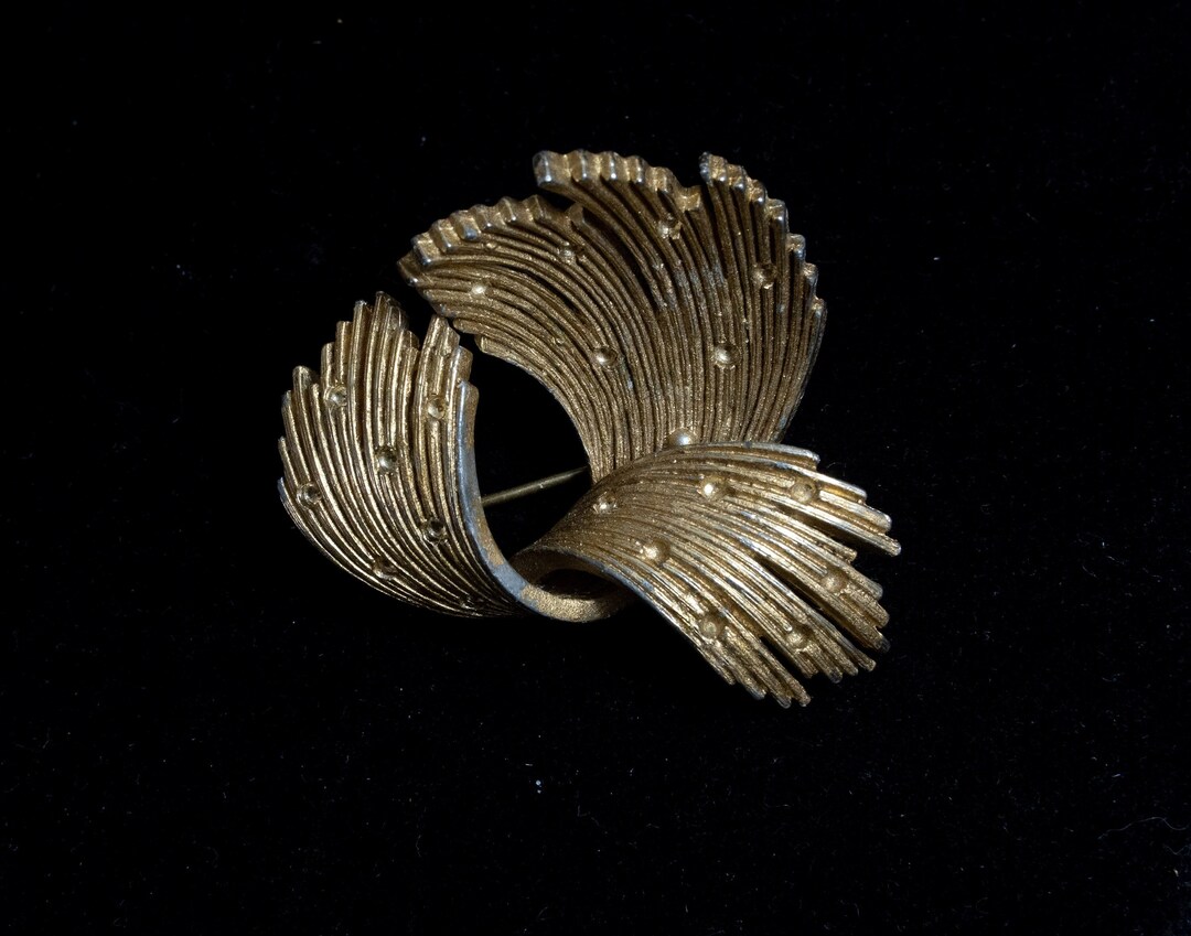 Sphinx Moth Pin Vintage Sphinx Pin Brooch. Leaf Design - Etsy