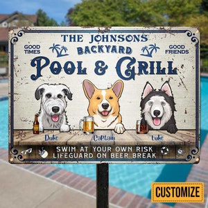 Könnte beinhalten: Rechteckiges Metallschild mit Used-Look-Finish und der Aufschrift "The Johnsons Backyard Pool & Grill". Drei Cartoon-Hunde mit Getränken. Das Schild enthält auch den Text "Swim at your own risk, lifeguard on beer break."