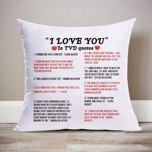 Cytat I Love You TVD Pillow, Powiedzenie poduszki, Poduszka do salonu, Poduszka na sofę, Prezent Damona Salvatore, Prezent z Pamiętników wampirów, Poduszka do przytulania