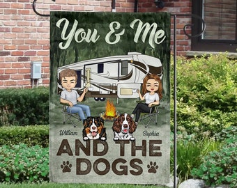 Bandera de "Tú, yo y el perro", bandera de bienvenida para camping, bandera divertida para camping, regalos para camping, bandera para autocaravanas, letrero metálico para camping, decoración personalizada para exteriores
