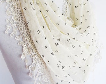 Écharpe en coton triangle à motif floral crème, écharpe chic à bordure en dentelle, écharpe à capuchon, mode femme printemps / été